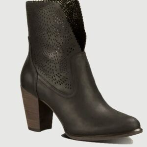 EUC UGG Thames Seaweed Perf Perforated Eyelet Ankle Boot Black Size 7.5